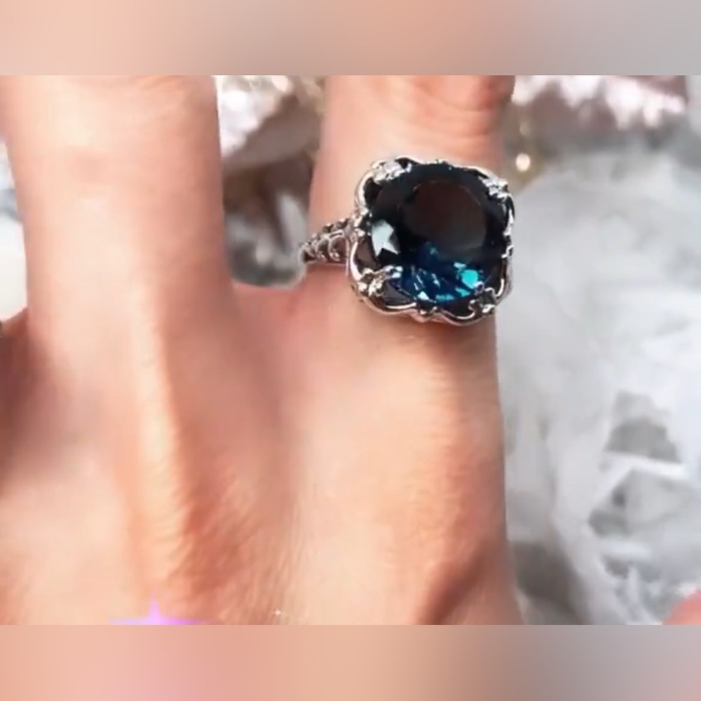 Beautiful ring - Picture 2 of 6